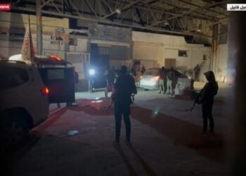 Στιγμιότυπο από την παράδοση των ομήρων μέσω του Ερυθρού Σταυρού στο Ισραήλ (φωτ.: Al-Jazeera)