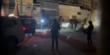 Στιγμιότυπο από την παράδοση των ομήρων μέσω του Ερυθρού Σταυρού στο Ισραήλ (φωτ.: Al-Jazeera)