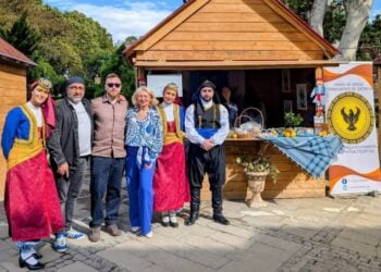 Μέλη της Ομοσπονδίας Ελληνικών Σωματείων Γεωργίας με την πρόεδρο Ευγενία Κοτανίδη (τρίτη από δεξιά) σε εκδήλωση στην Τιφλίδα (φωτ.: facebook/Union of Greek Communities of Georgia)