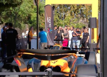 Ουρές στα Ιωάννινα για το showcar της McLaren F1 Team (φωτ.: ΟΠΑΠ)