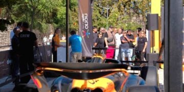 Ουρές στα Ιωάννινα για το showcar της McLaren F1 Team (φωτ.: ΟΠΑΠ)