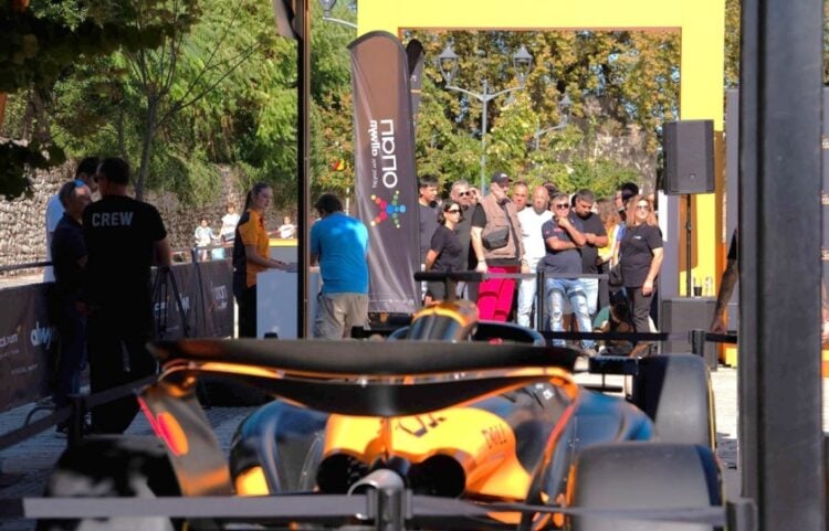Ουρές στα Ιωάννινα για το showcar της McLaren F1 Team (φωτ.: ΟΠΑΠ)