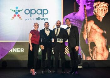 Ο Online Acquisition Director του ΟΠΑΠ, Θάνος Πάτσης, και ο Responsible Gaming Expert του ΟΠΑΠ, Σάββας Ηλιόπουλος, παραλαμβάνουν το βραβείο «Global EGR Safer Gambling Operator of the Year 2025» (φωτ.: ΟΠΑΠ)