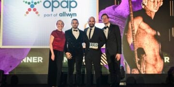 Ο Online Acquisition Director του ΟΠΑΠ, Θάνος Πάτσης, και ο Responsible Gaming Expert του ΟΠΑΠ, Σάββας Ηλιόπουλος, παραλαμβάνουν το βραβείο «Global EGR Safer Gambling Operator of the Year 2025» (φωτ.: ΟΠΑΠ)