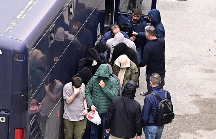 Συλληφθέντες για τις παράνομες επιδοτήσεις του ΟΠΕΚΕΠΕ οδηγούνται στην Ευρωπαϊκή Εισαγγελία (φωτ.: EUROKINISSI / Μιχάλης Καραγιάννης)