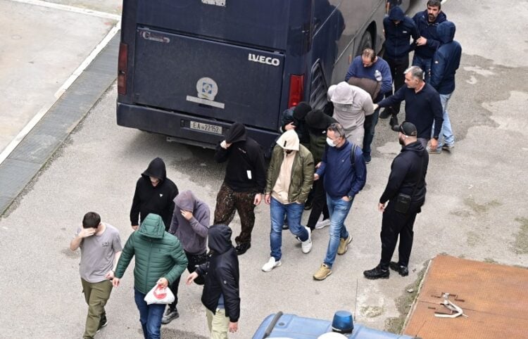 Ορισμένοι από τους κατηγορούμενους για την υπόθεση προσέρχονται για τις απολογίες τους (φωτ.: EUROKINISSI/Μιχάλης Καραγιάννης)