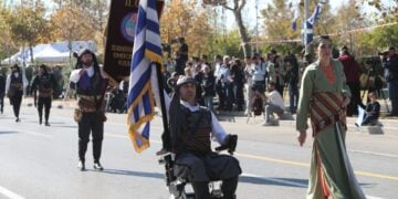Μέλη της Παμποντιακής Ομοσπονδίας παρελαύνουν περήφανα στην παραλία της Θεσσαλονίκης την 28η Οκτωβρίου 2024 (φωτ.: ΜΟΤΙΟΝΤΕΑΜ/Βασίλης Βερβερίδης)
