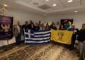 Αναμνηστική φωτογραφία των μελών της Παμποντιακής Ομοσπονδίας ΗΠΑ-Καναδά με την ελληνική και τη σημαία του Πόντου (φωτ.: facebook/Pan-Pontian Federation of U.S.A and Canada)