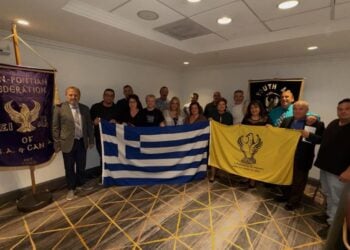 Αναμνηστική φωτογραφία των μελών της Παμποντιακής Ομοσπονδίας ΗΠΑ-Καναδά με την ελληνική και τη σημαία του Πόντου (φωτ.: facebook/Pan-Pontian Federation of U.S.A and Canada)