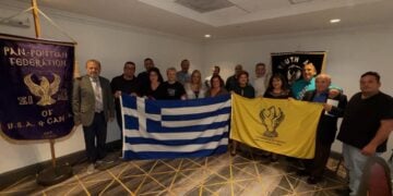 Αναμνηστική φωτογραφία των μελών της Παμποντιακής Ομοσπονδίας ΗΠΑ-Καναδά με την ελληνική και τη σημαία του Πόντου (φωτ.: facebook/Pan-Pontian Federation of U.S.A and Canada)
