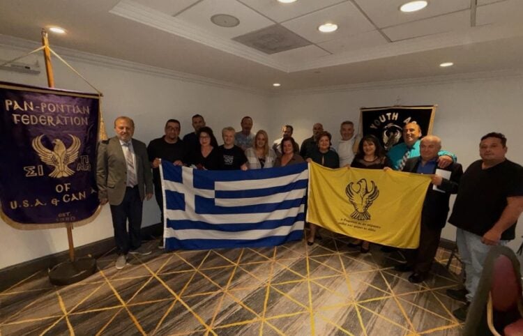 Αναμνηστική φωτογραφία των μελών της Παμποντιακής Ομοσπονδίας ΗΠΑ-Καναδά με την ελληνική και τη σημαία του Πόντου (φωτ.: facebook/Pan-Pontian Federation of U.S.A and Canada)