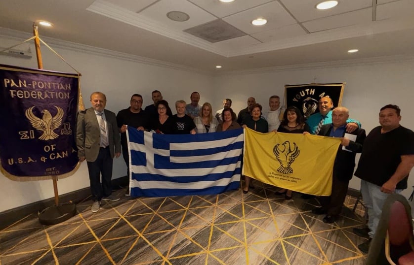 Αναμνηστική φωτογραφία των μελών της Παμποντιακής Ομοσπονδίας ΗΠΑ-Καναδά με την ελληνική και τη σημαία του Πόντου (φωτ.: facebook/Pan-Pontian Federation of U.S.A and Canada)