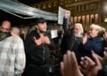 Ο Πάνος Ρούτσι δέχεται τα χειροκροτήματα του κόσμου μόλις ανακοίνωσε ότι σταματά την απεργία πείνας (φωτ.: EUROKINISSI/Τατιάνα Μπόλαρη)
