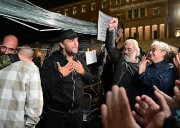 Ο Πάνος Ρούτσι δέχεται τα χειροκροτήματα του κόσμου μόλις ανακοίνωσε ότι σταματά την απεργία πείνας (φωτ.: EUROKINISSI/Τατιάνα Μπόλαρη)