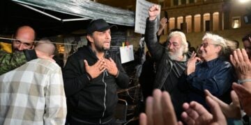 Ο Πάνος Ρούτσι δέχεται τα χειροκροτήματα του κόσμου μόλις ανακοίνωσε ότι σταματά την απεργία πείνας (φωτ.: EUROKINISSI/Τατιάνα Μπόλαρη)