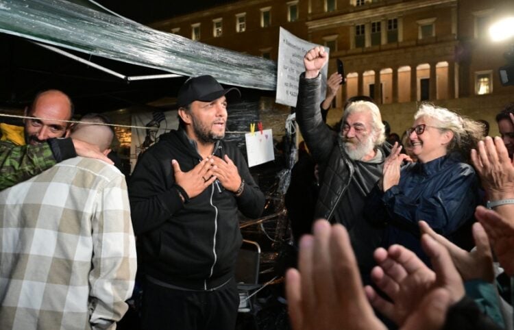 Ο Πάνος Ρούτσι δέχεται τα χειροκροτήματα του κόσμου μόλις ανακοίνωσε ότι σταματά την απεργία πείνας (φωτ.: EUROKINISSI/Τατιάνα Μπόλαρη)