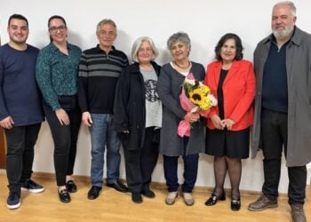 Η συγγραφέας με μια ανθοδέσμη από τα μέλη της Ένωσης (φωτ.: Ένωση Ποντίων Κιλκίς «Οι Αργοναύτες»)