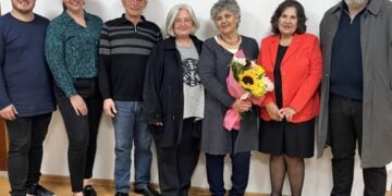 Η συγγραφέας με μια ανθοδέσμη από τα μέλη της Ένωσης (φωτ.: Ένωση Ποντίων Κιλκίς «Οι Αργοναύτες»)