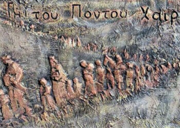 Οι ατελείωτες πορείες θανάτου απεικονίζονται στη βάση του μνημείου