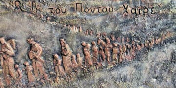 Οι ατελείωτες πορείες θανάτου απεικονίζονται στη βάση του μνημείου