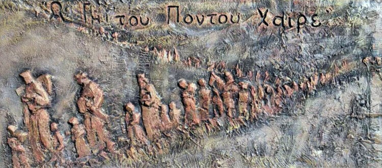 Οι ατελείωτες πορείες θανάτου απεικονίζονται στη βάση του μνημείου