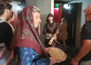 Μέλη του «Ποντοξενιτέα» υποδέχονται το κοινό με κεράσματα και λύρα (φωτ.: facebook/Pontoxeniteas NSW)