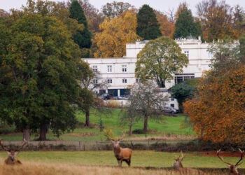 Η έπαυλη Royal Lodge, την οποία καλείται να εγκαταλείψει ο πρίγκιπας Άντριου (φωτ.: EPA / Tolga Akmen)