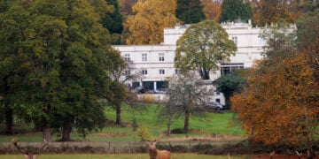 Η έπαυλη Royal Lodge, την οποία καλείται να εγκαταλείψει ο πρίγκιπας Άντριου (φωτ.: EPA / Tolga Akmen)