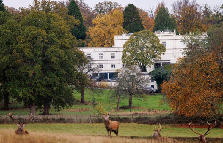 Η έπαυλη Royal Lodge, την οποία καλείται να εγκαταλείψει ο πρίγκιπας Άντριου (φωτ.: EPA / Tolga Akmen)