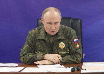 Ο Πούτιν με στολή παραλλαγής σε στρατηγείο της Ρωσίας, σε άγνωστη τοποθεσία (φωτ.: Γραφείο Τύπου Προεδρίας της Ρωσίας)