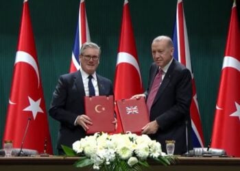 Από αριστερά, ο Κιρ Στάρμερ και ο Ρετζέπ Ταγίπ Ερντογάν μετά την υπογραφή της συμφωνίας  (φωτ.: Χ/Recep Tayyip Erdoğan)