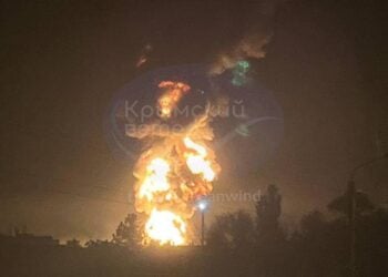 Φωτιά έπειτα από την επίθεση του ουκρανικού drone στο σταθμό πετρελαίου στην πόλη Φεοντοσίγια [Θεοδοσία] της ανατολικής Κριμαίας (πηγή: Χ / Anton Gerashchenko)