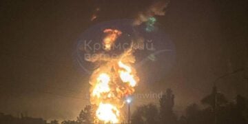 Φωτιά έπειτα από την επίθεση του ουκρανικού drone στο σταθμό πετρελαίου στην πόλη Φεοντοσίγια [Θεοδοσία] της ανατολικής Κριμαίας (πηγή: Χ / Anton Gerashchenko)