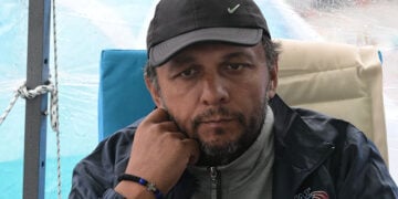 Ο Πάνος Ρούτσι στον Άγνωστο Στρατιώτη κατά τη 15η ημέρα της απεργίας πείνας (φωτ.: EUROKINISSI / Τατιάνα Μπόλαρη)