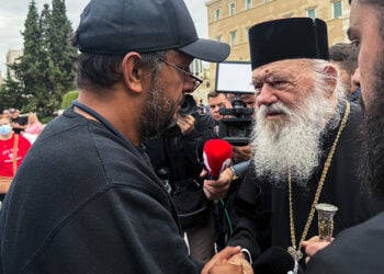 Επίσκεψη του Αρχιεπισκόπου Ιερώνυμου στον Πάνο Ρούτσι, ο οποίος συνεχίζει την απεργία πείνας για 22η ημέρα, στο Σύνταγμα (φωτ.: toklik.gr / Δήμητρα Κούτρα / EUROKINISSI)