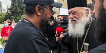 Επίσκεψη του Αρχιεπισκόπου Ιερώνυμου στον Πάνο Ρούτσι, ο οποίος συνεχίζει την απεργία πείνας για 22η ημέρα, στο Σύνταγμα (φωτ.: toklik.gr / Δήμητρα Κούτρα / EUROKINISSI)