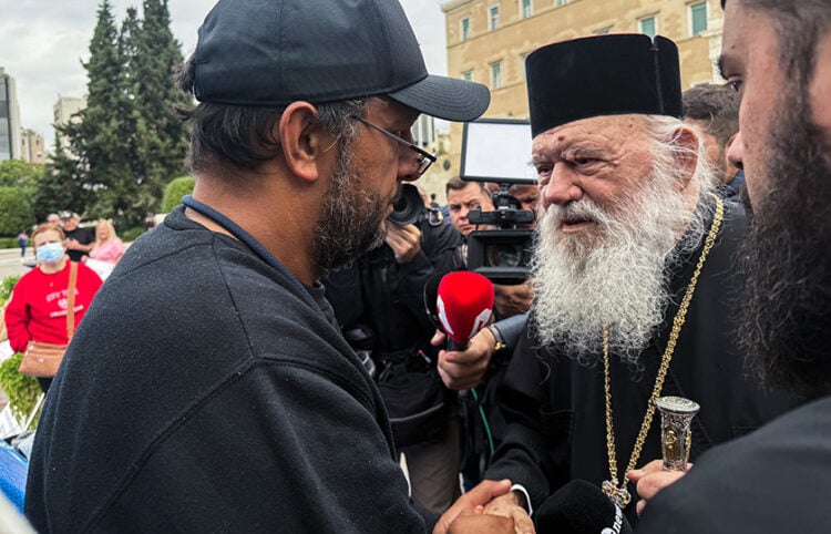 Επίσκεψη του Αρχιεπισκόπου Ιερώνυμου στον Πάνο Ρούτσι, ο οποίος συνεχίζει την απεργία πείνας για 22η ημέρα, στο Σύνταγμα (φωτ.: toklik.gr / Δήμητρα Κούτρα / EUROKINISSI)