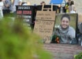 Φωτογραφία του Ντένις Ρούτσι στο σημείο όπου ο πατέρας του πραγματοποιεί απεργία πείνας (φωτ.: EUROKINISSI / Κώστας Τζούμας)