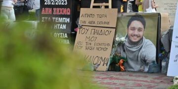 Φωτογραφία του Ντένις Ρούτσι στο σημείο όπου ο πατέρας του πραγματοποιεί απεργία πείνας (φωτ.: EUROKINISSI / Κώστας Τζούμας)