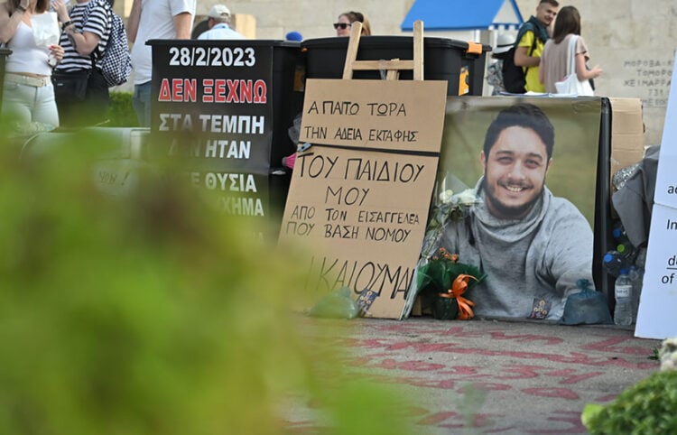 Φωτογραφία του Ντένις Ρούτσι στο σημείο όπου ο πατέρας του πραγματοποιεί απεργία πείνας (φωτ.: EUROKINISSI / Κώστας Τζούμας)