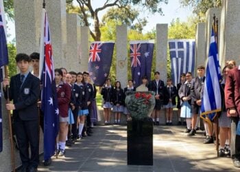 Στιγμιότυπο από την εκδήλωση μνήμης στο Ελληνο-Αυστραλιανό Μνημείο της Μελβούρνης, για την επέτειο της 28ης Οκτωβρίου. (φωτ.: neoskosmos.com/Claire Gazis)