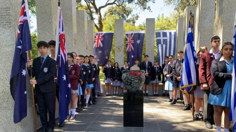 Στιγμιότυπο από την εκδήλωση μνήμης στο Ελληνο-Αυστραλιανό Μνημείο της Μελβούρνης, για την επέτειο της 28ης Οκτωβρίου. (φωτ.: neoskosmos.com/Claire Gazis)
