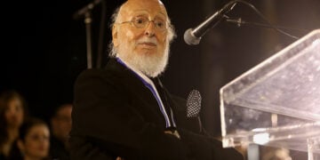 Στιγμιότυπο από τη βράβευση του Διονύση Σαββόπουλου από το Δήμο Θεσσαλονίκης, 2024  (φωτ.: ΜΟΤΙΟΝ ΤΕΑΜ / Βασίλης Βερβερίδης)