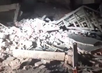 Συντρίμμια οικήματος που κατέρρευσε μετά τον σεισμό (Φωτ.: Χ/Neden TT oldu?)