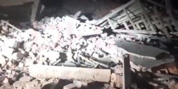 Συντρίμμια οικήματος που κατέρρευσε μετά τον σεισμό (Φωτ.: Χ/Neden TT oldu?)