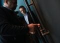 Εργαζόμενος του δήμου Αθηναίων υπό το βλέμμα του δημάρχου Χάρη Δούκα σφραγίζει κατάστημα υγειονομικού ενδιαφέροντος (φωτ. αρχείου: facebook/Δήμος Αθηναίων)