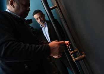 Εργαζόμενος του δήμου Αθηναίων υπό το βλέμμα του δημάρχου Χάρη Δούκα σφραγίζει κατάστημα υγειονομικού ενδιαφέροντος (φωτ. αρχείου: facebook/Δήμος Αθηναίων)