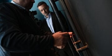Εργαζόμενος του δήμου Αθηναίων υπό το βλέμμα του δημάρχου Χάρη Δούκα σφραγίζει κατάστημα υγειονομικού ενδιαφέροντος (φωτ. αρχείου: facebook/Δήμος Αθηναίων)