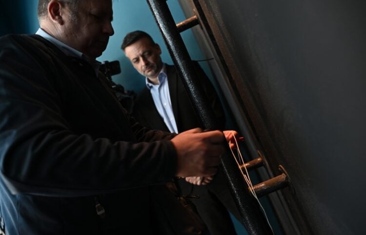 Εργαζόμενος του δήμου Αθηναίων υπό το βλέμμα του δημάρχου Χάρη Δούκα σφραγίζει κατάστημα υγειονομικού ενδιαφέροντος (φωτ. αρχείου: facebook/Δήμος Αθηναίων)