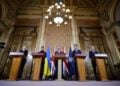 Από αριστερά, η Δανή πρωθυπουργός Μέτε Φρέντρικσεν, ο πρόεδρος της Ουκρανίας Βολοντίμιρ Ζελένσκι, ο βρετανός πρωθυπουργός Κιρ Στάρμερ, ο γενικός γραμματέας του ΝΑΤΟ Μαρκ Ρούτε και ο Ολλανδός πρωθυπουργός Ντικ Σχόουφ στη διάρκεια συνάντησης της Συμμαχίας των Προθύμων στο Λονδίνο (φωτ.: EPA/Tolga Akmen/POOL)